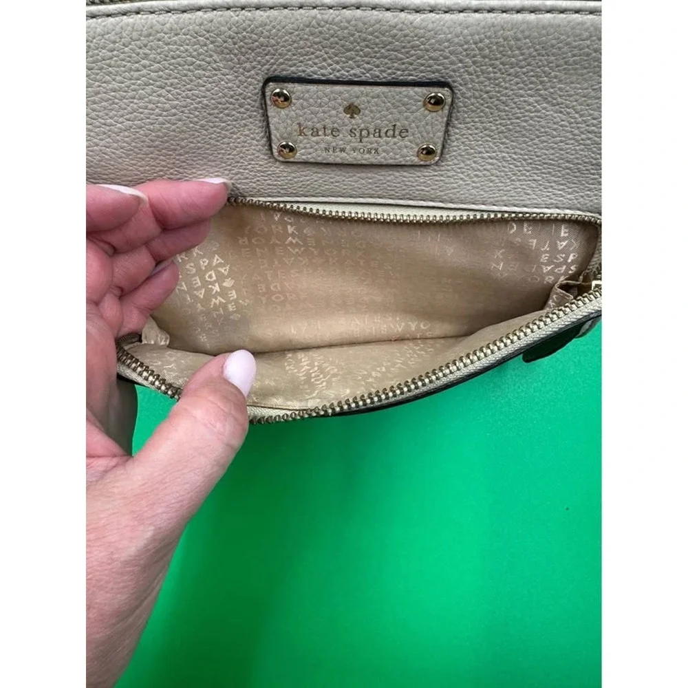 Kate Spade New York leather crossbody bag light gray pebbled purse w zip pockets